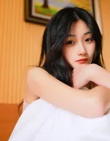 黑直长发少女私房写真:背心短裤与白袜的极致魅力 整体造型简约而不失细节,黑直长发与白袜形成鲜明对比,光影交错中展现艺术之美